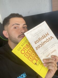 "Foto de Wanderson, criador da Rota da Evolução, lendo um livro.