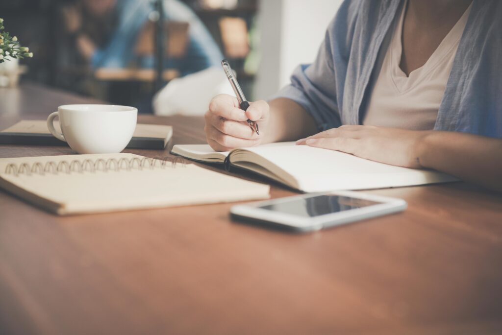 : Foto de um caderno aberto com metas escritas à mão